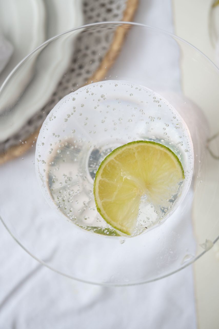 Limoen in cocktailglas 