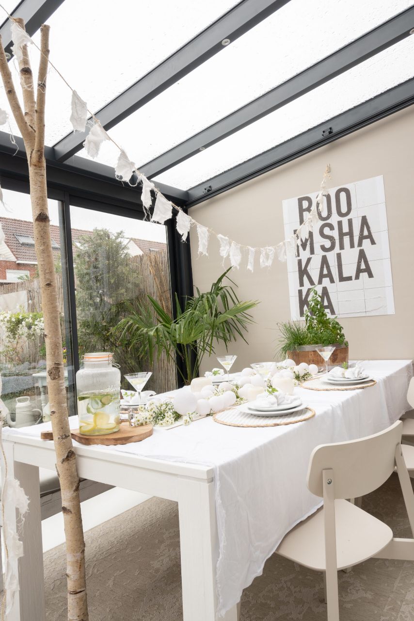 DIY feestslinger wit gedekte tafel zomer