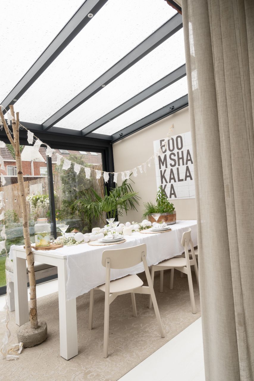 wit gedekte tafel tuinkamer