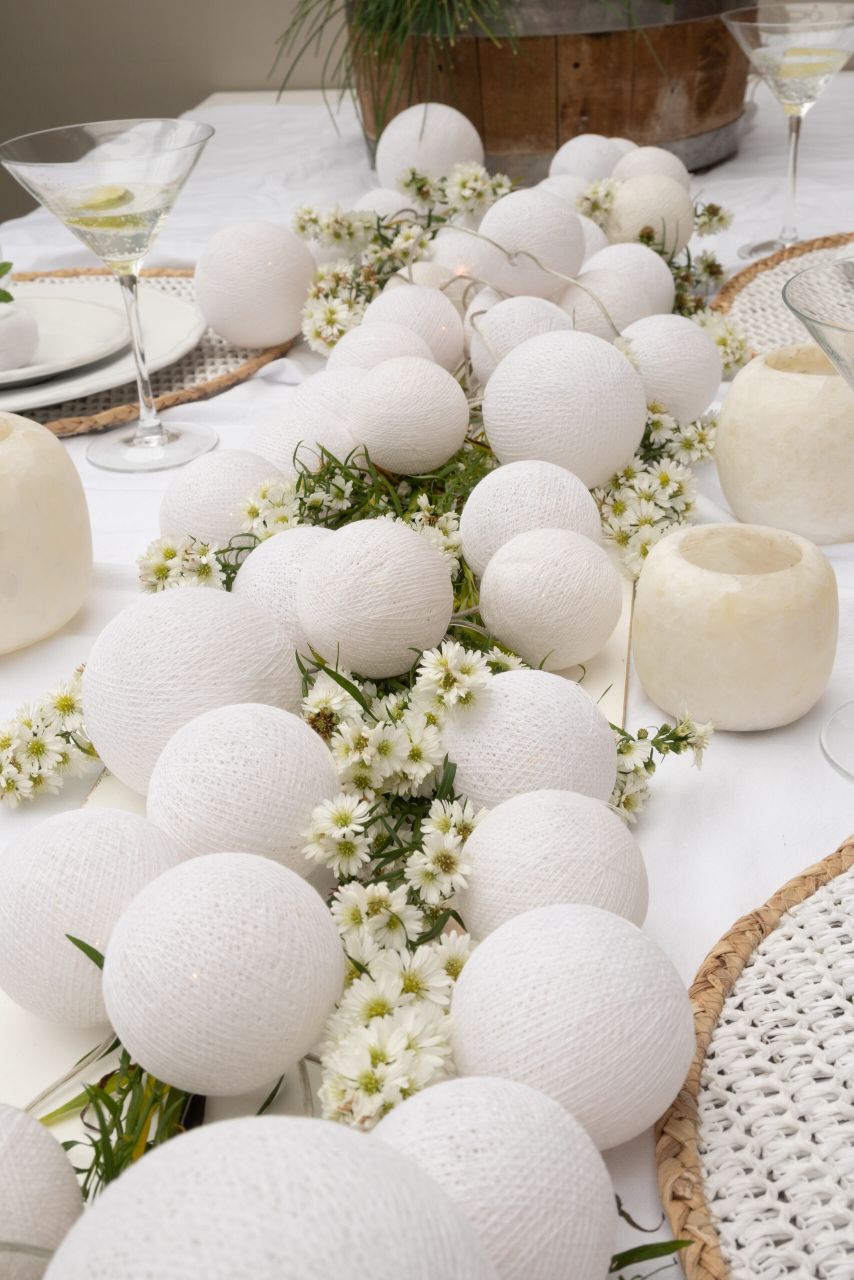 styling met bloemen en lichtjes op tafel 