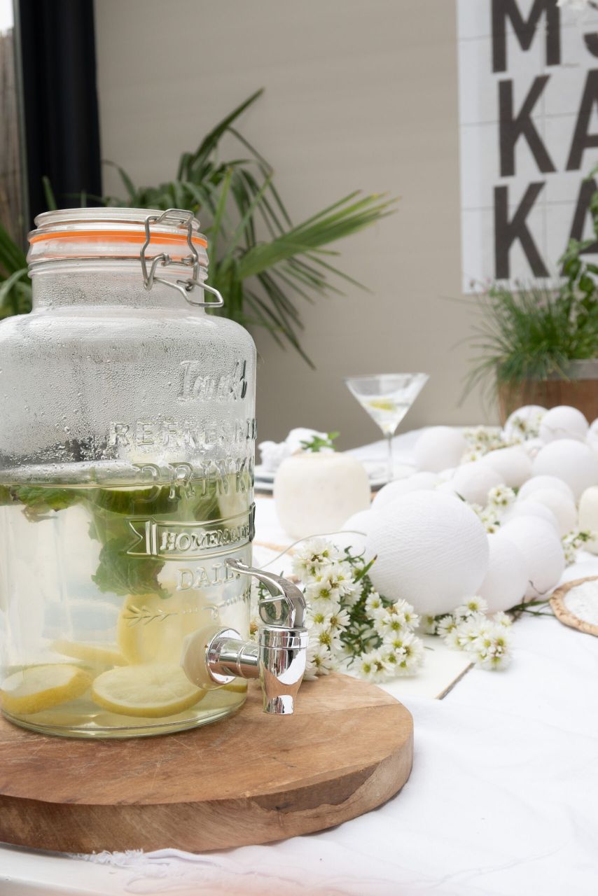 watertap citroen en munt op gedekte tafel 