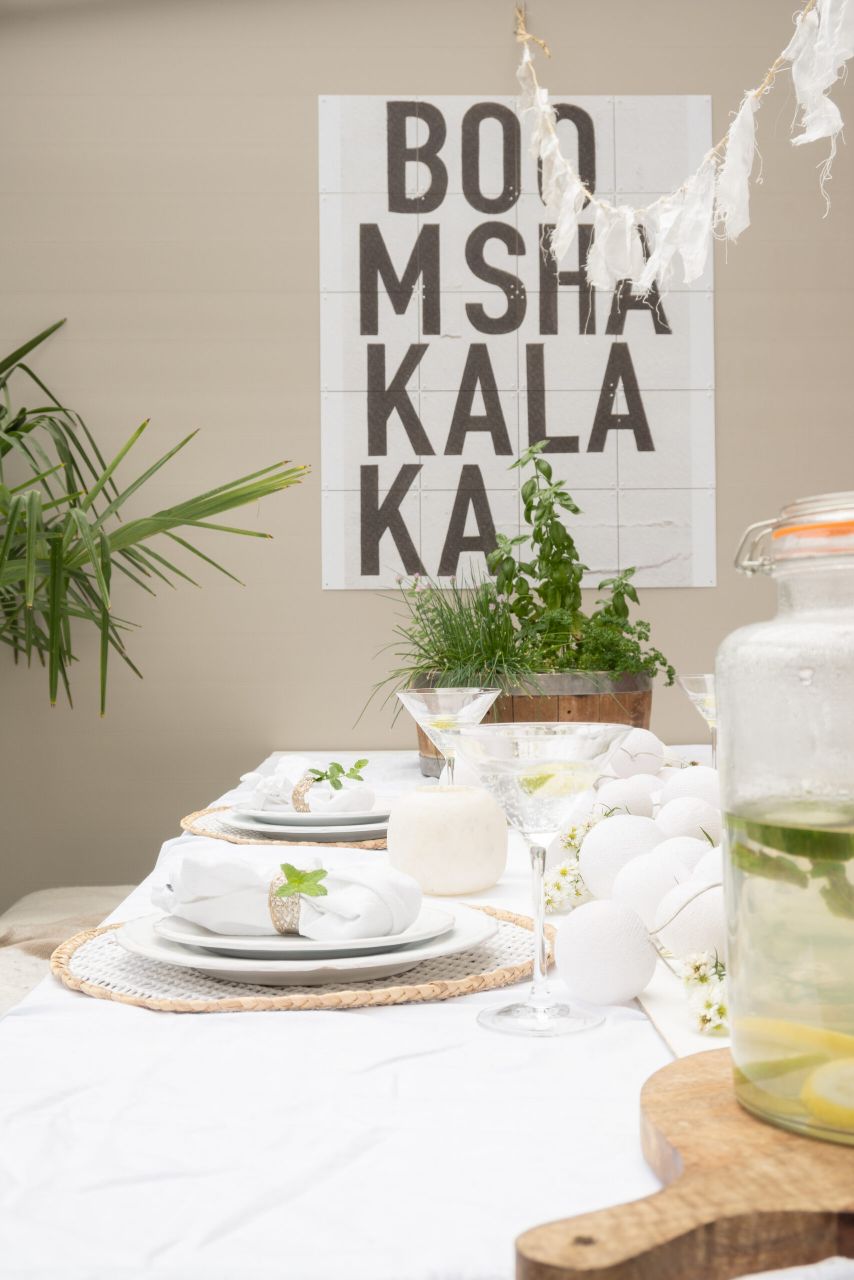 Zomerse gedekte tafel in de kleur wit