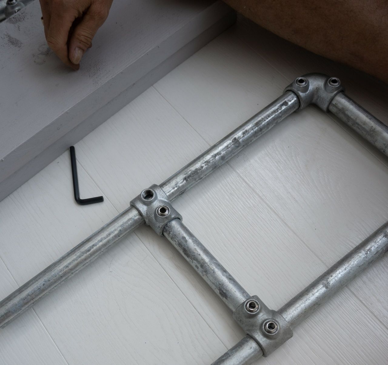 DIY sidetable van steigerbuis 