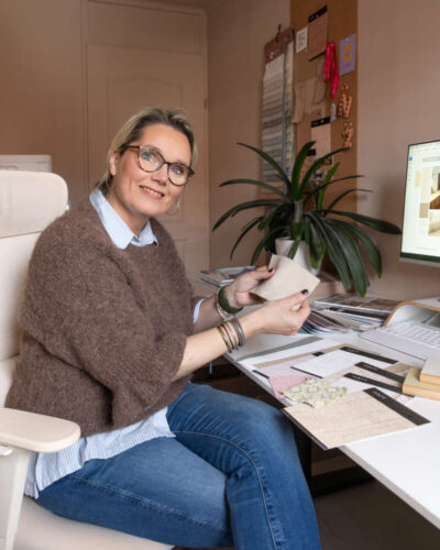Interieuradviseur van Noord & Zoet bereidt een online interieuradvies voor met kleurstalen en moodboards