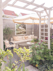 Witte parasol met witte franjeband in Ibiza lounge hoek achtertuin