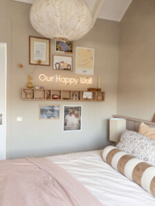 Overzicht happy wall slaapkamer met wandkast, foto's en persoonlijke objecten