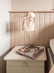 Zelfgemaakte ikea hack lamp met botergeel kapje van Søstrene Grene placemat"