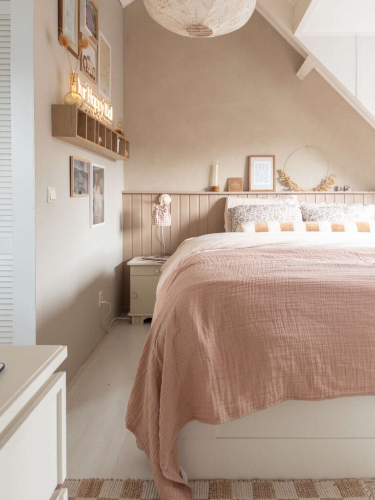 Slaapkamer met zachte gordijnen en een vloerkleed voor warmte en sfeer