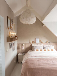 Slaapkamer met zachte gordijnen en een vloerkleed voor warmte en sfeer"