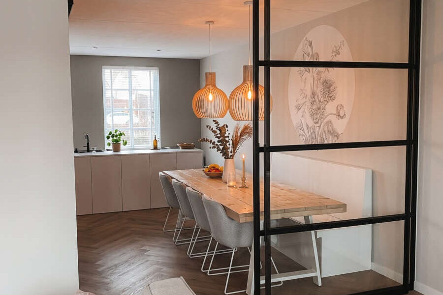 Eethoek styling met behangcirkel en steigerhouten tafel — Noord & Zoet Zoetermeer