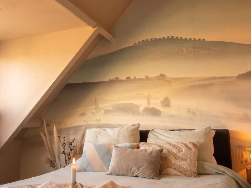 Slaapkamer interieurontwerp Toscaans fotobehang — sfeerbeeld door Noord & Zoet Almere